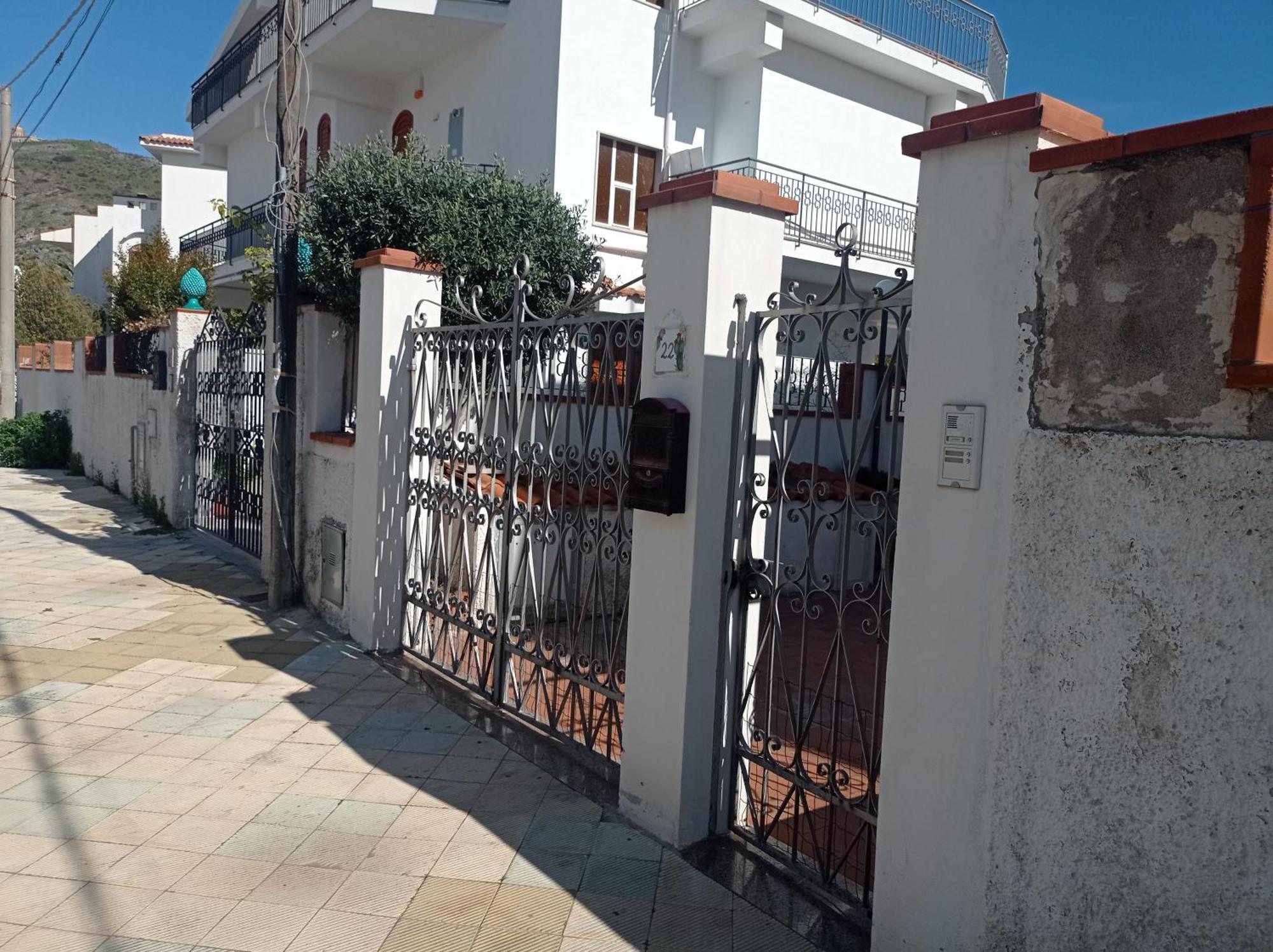 فيلا Mansarda Con Terrazzo Vista Mare أوليفيري المظهر الخارجي الصورة